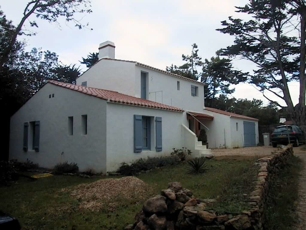 Couverture en tuiles pour une maison de bord de mer blanche