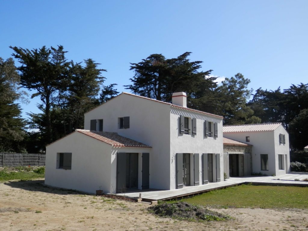 Maison de bord de mer avec toiture en tuiles.