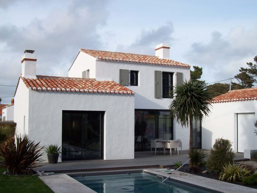 Maison de bord de mer blanche avec piscine